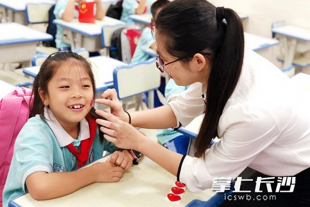 雷锋二小老师给孩子们送上“开学礼物”（2）——国旗贴。周秋燕 摄