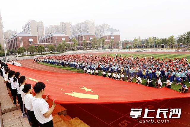人人都是护旗手——教师方阵护旗队。周秋燕 摄