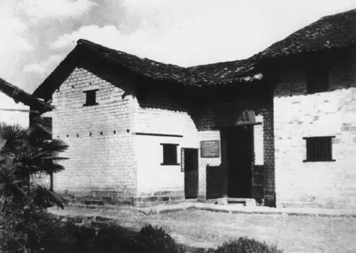 ▲茅坪八角楼,毛泽东撰写《中国的红色政权为什么能够存在?》《井冈山的斗争》这两部名著的地方。 ▲茅坪八角楼,毛泽东撰写《中国的红色政权为什么能够存在?》《井冈山的斗争》这两部名著的地方。