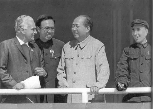 ▲1970年10月1日,林彪和毛泽东、斯诺在天安门。 ▲1970年10月1日,林彪和毛泽东、斯诺在天安门。