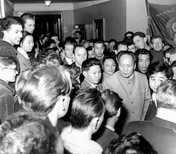 ▲毛泽东主席和邓小平总书记来到莫斯科大学中外学生中间。就是在这次访苏期间,毛泽东对中国留苏学生发表了“世界是你们的,也是我们的,但是归根结底是你们的。你们青年人朝气蓬勃,正在兴旺时期,好像早晨八、九点钟的太阳,希望寄托在你们身上”著名讲话。 ▲毛泽东主席和邓小平总书记来到莫斯科大学中外学生中间。就是在这次访苏期间,毛泽东对中国留苏学生发表了“世界是你们的,也是我们的,但是归根结底是你们的。你们青年人朝气蓬勃,正在兴旺时期,好像早晨八、九点钟的太阳,希望寄托在你们身上”著名讲话。