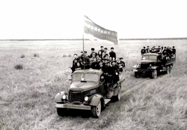 北京青年垦荒队向荒原进军 北京青年垦荒队向荒原进军