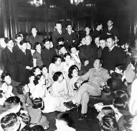 毛泽东与青年亲切交谈 毛泽东与青年亲切交谈