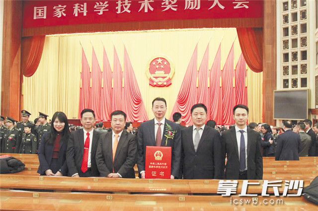 陆前进教授（右三）率领团队荣获2018年度国家科技进步奖二等奖。 受访者供图