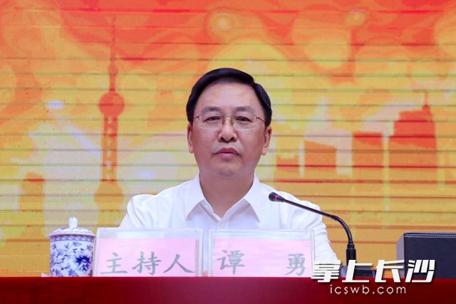 高新区管委会主任谭勇主持本次大会。周秋燕 摄