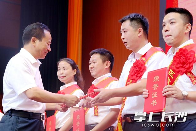 老师们接过沉甸甸的获奖证书。周秋燕 摄