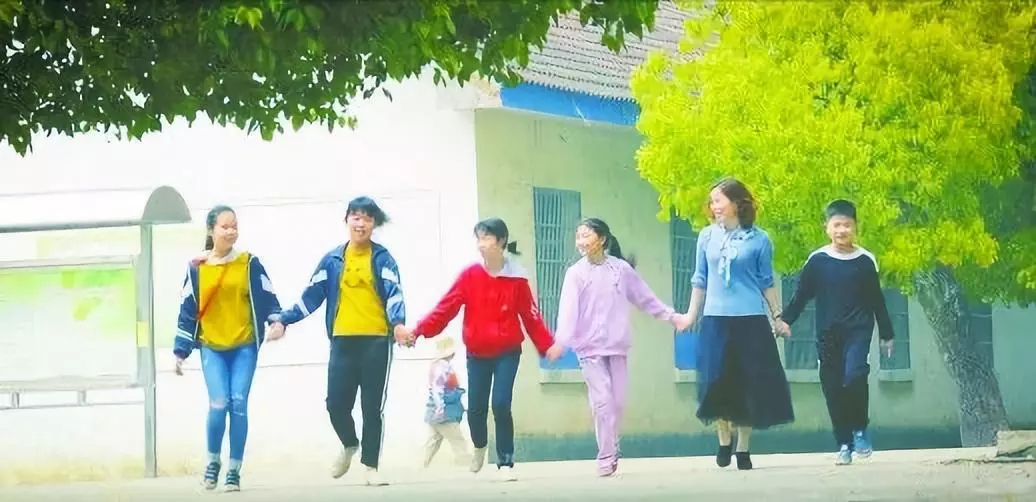 廖志华(右二)和学生们在一起。湖南日报通讯员 摄