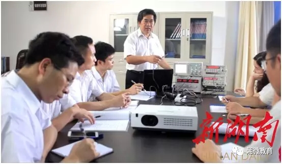 张念军给青年教师上课。图源：新湖南客户端