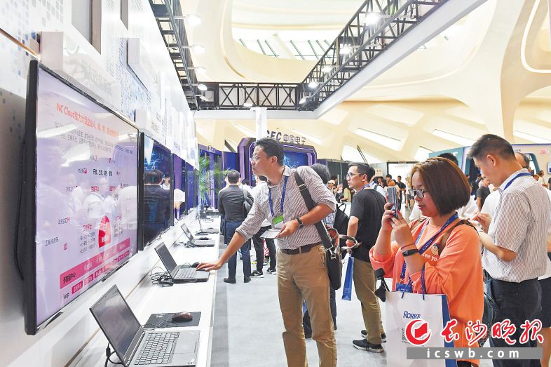 图为2019世界计算机创新技术与产品应用成果展现场。长沙晚报全媒体记者 王志伟 黄启晴 摄影报道