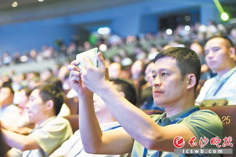 大会现场，与会嘉宾记录大会的精彩瞬间。