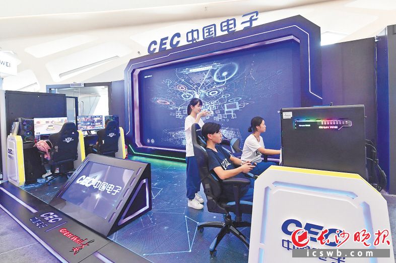 几名参观者正在现场进行体验。　　本版图片均为长沙晚报全媒体记者 王志伟 黄启晴 摄影报道