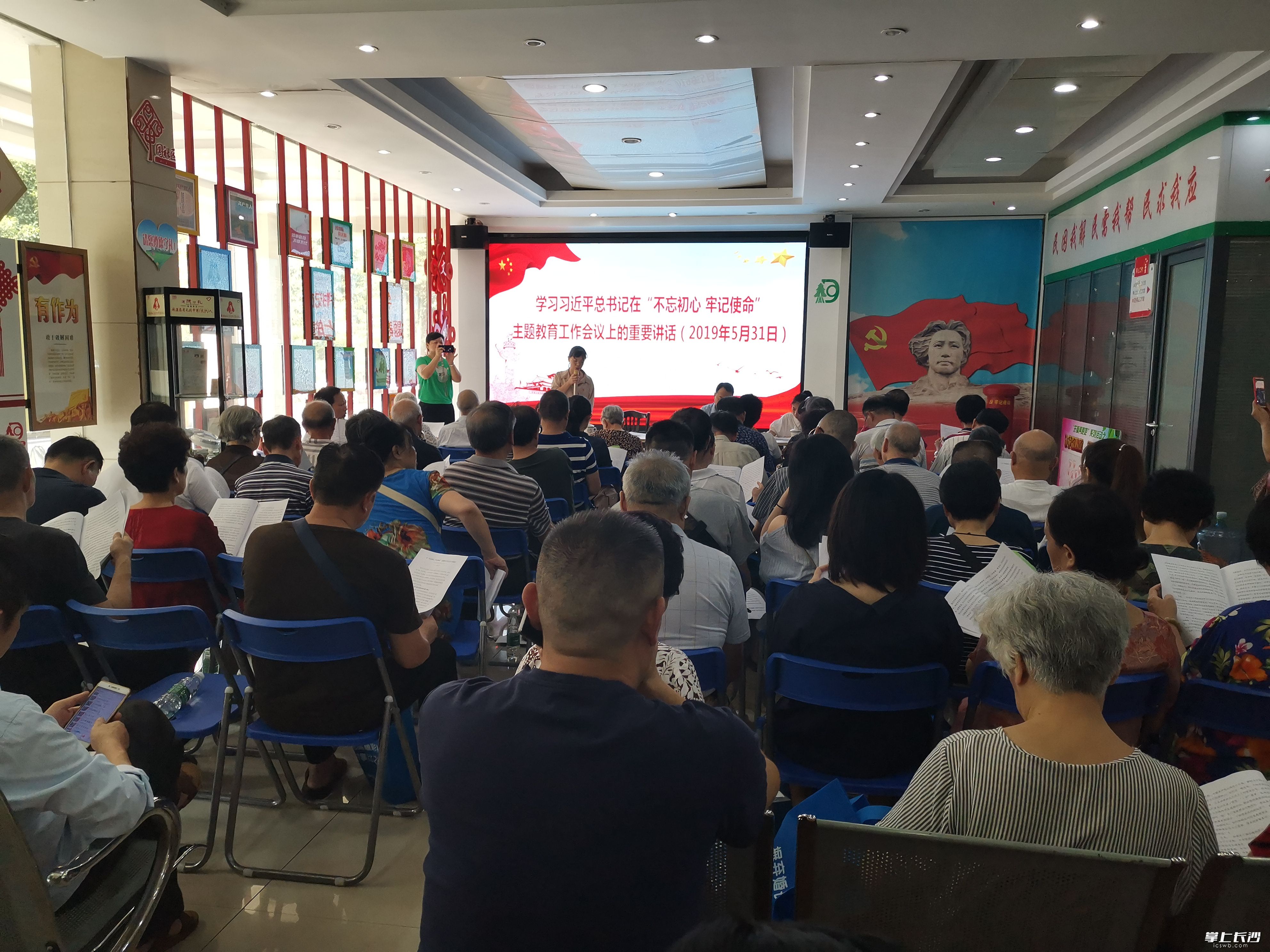 图为社区党委书记周彩霞领学“习近平总书记重要讲话”