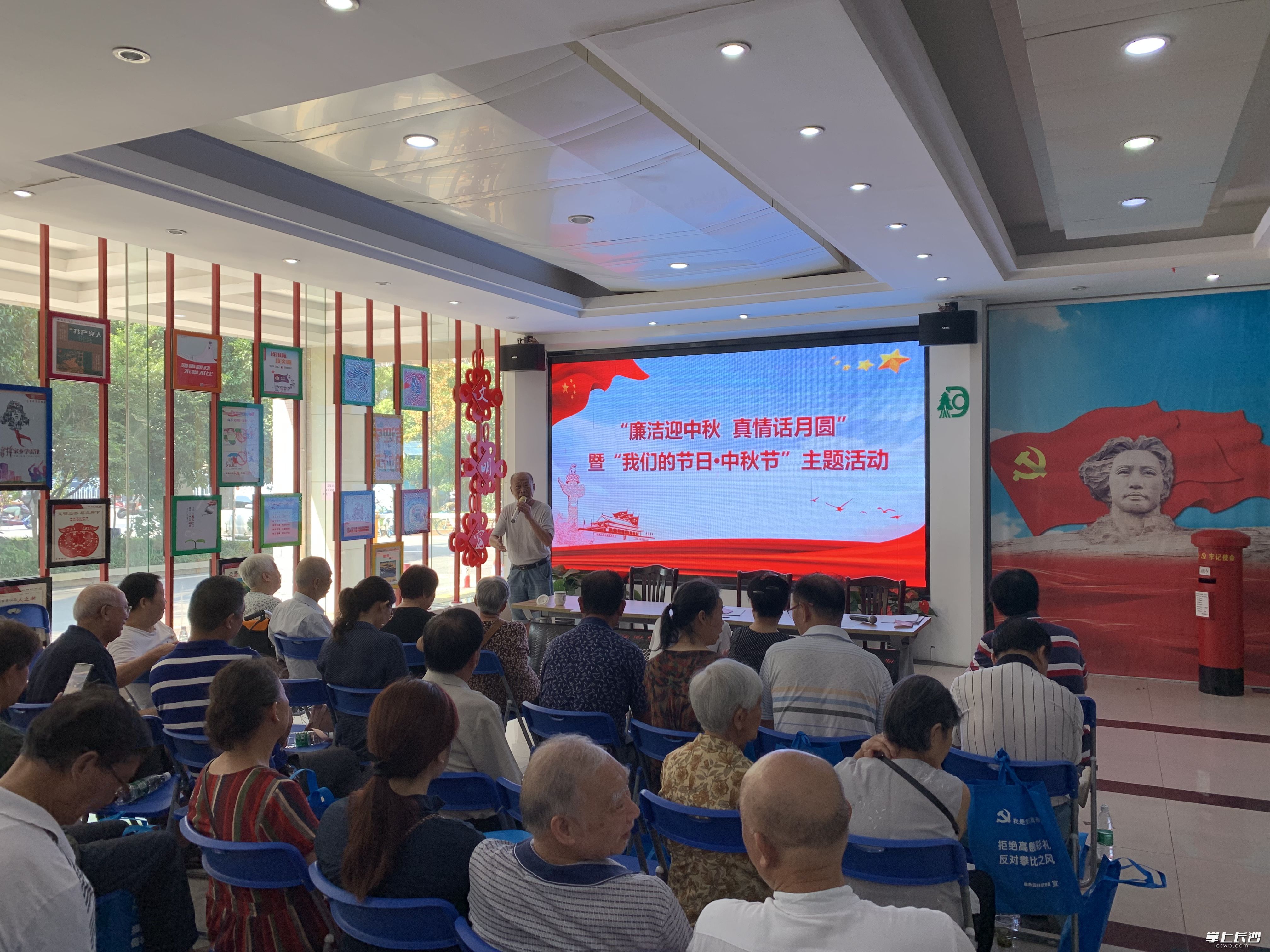 图为党员朱志武在分享学习感想。