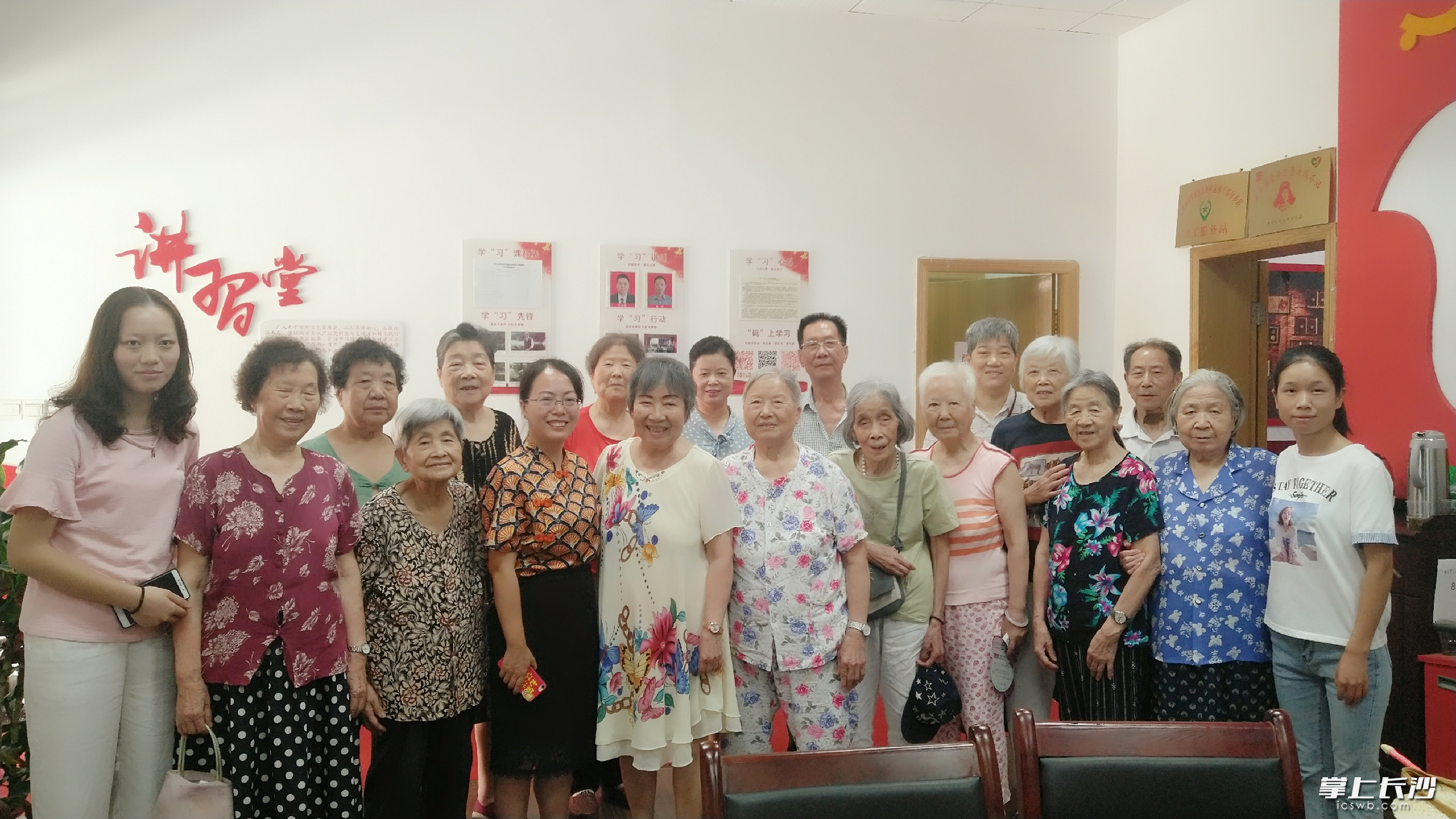 活动结束后部分老人与律师的合影。