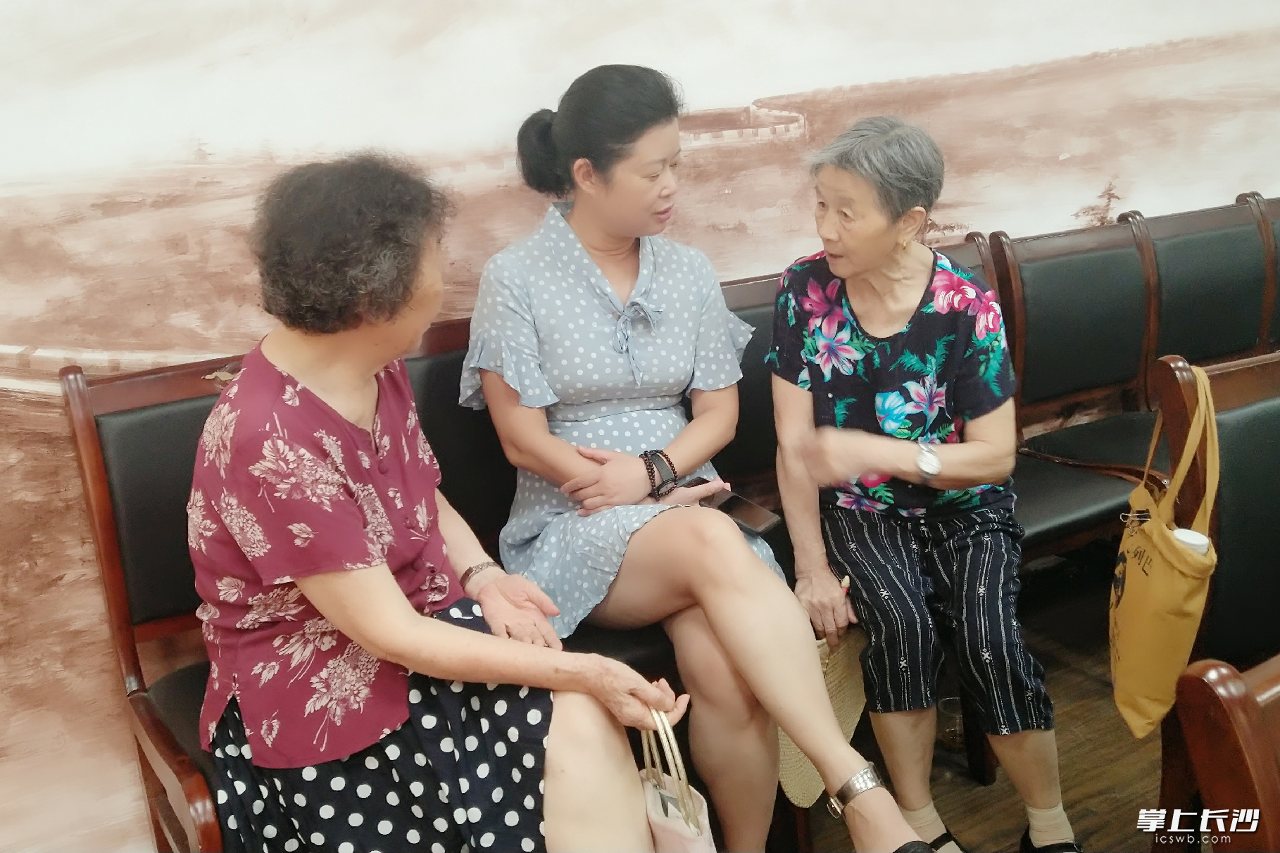 唐律师为老人答疑