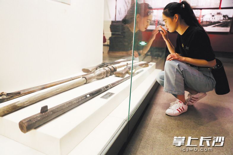 游客在秋收起义文家市会师纪念馆观看作为镇馆之宝的“长龙铁炮”。　　长沙晚报全媒体记者 颜开云 摄