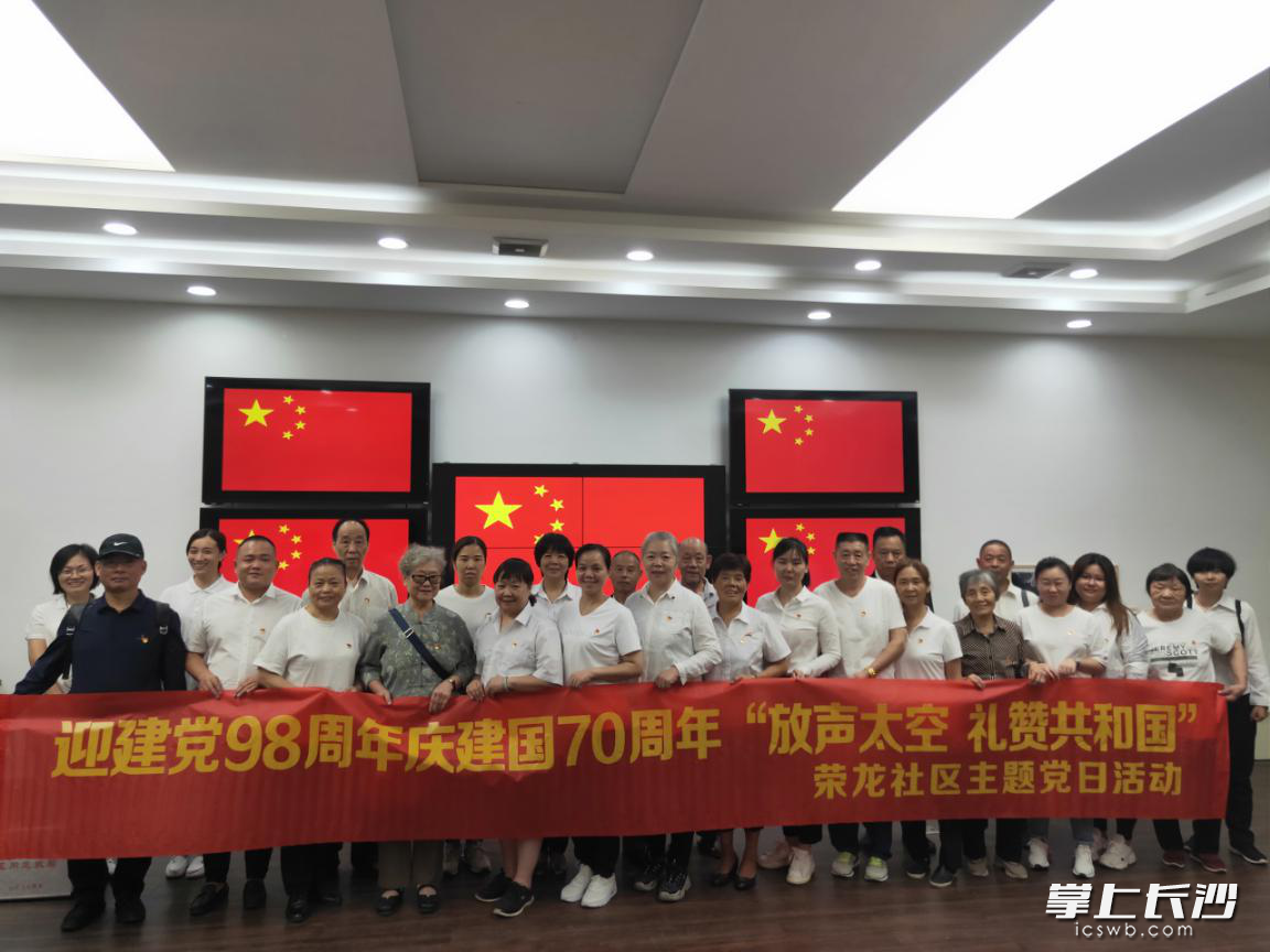 向太空发声，在国旗前录制祝福祖国生日音频