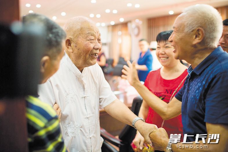 8月16日，甘厚美(左二)与文家市煤矿下属的小源冲煤矿的老同事回忆当年工作中的故事。 长沙晚报全媒体记者 黄启晴 摄