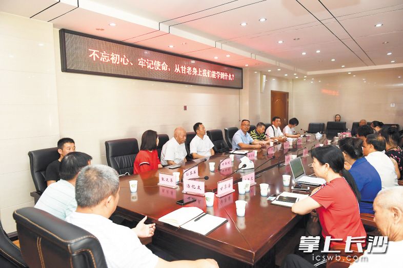 从甘厚美身上，我们可以学到什么?日前，本报《你说话吧》栏目走进文家市镇，邀请30余位话友就此展开座谈，甘老的到来更是引爆现场气氛。
