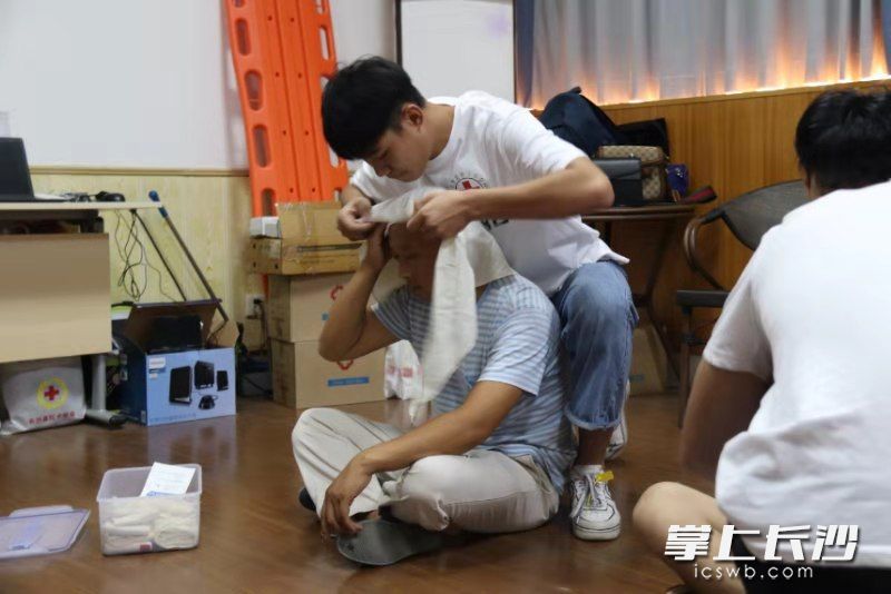 长沙县红十字志愿者在进行应急救护演练。资料图由长沙县红十字会提供