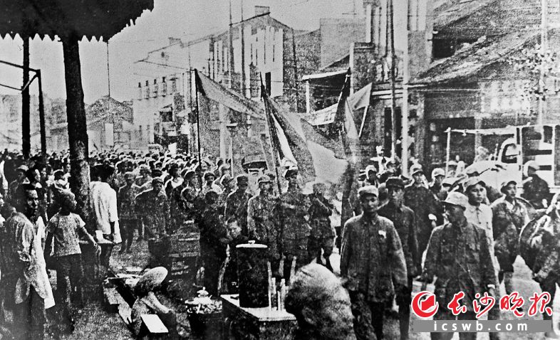 1949年8月5日，中国人民解放军进入长沙，十万群众夹道欢迎，两万面红旗飘扬在长沙上空，正式宣告湖南和平解放。