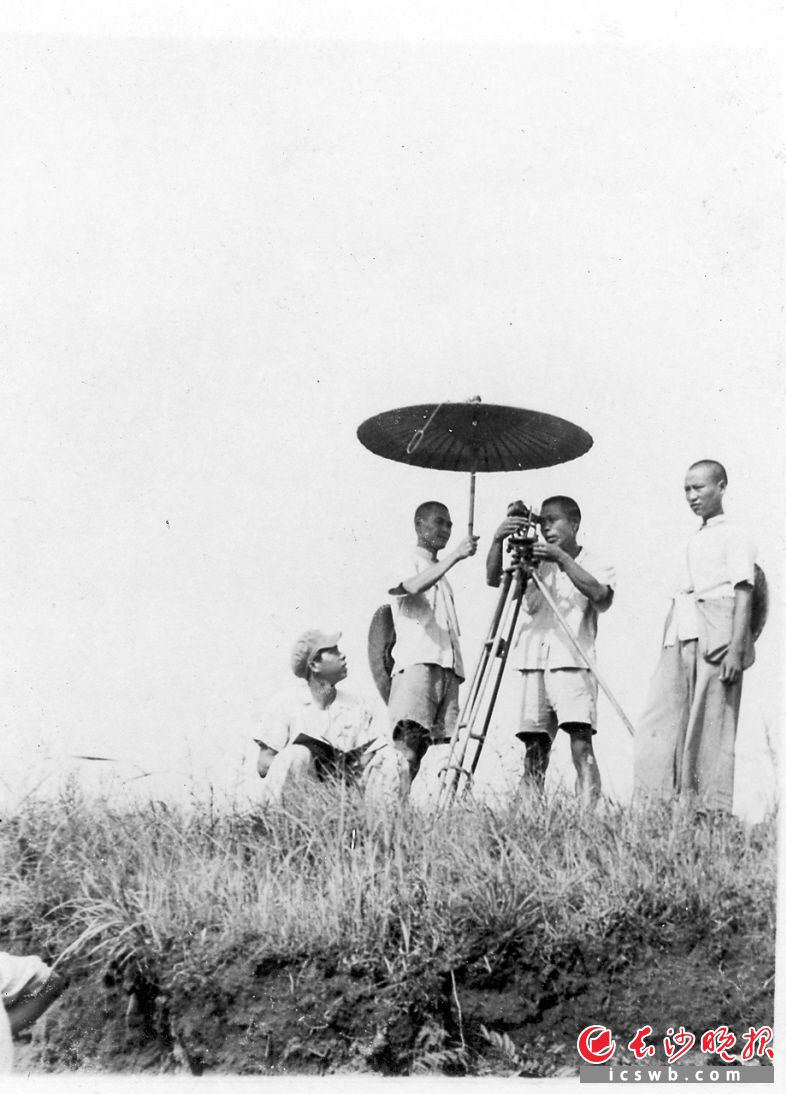 1950年7月，为了即将启动的大规模城市建设，长沙市建设局测量人员正在进行三角点测量。