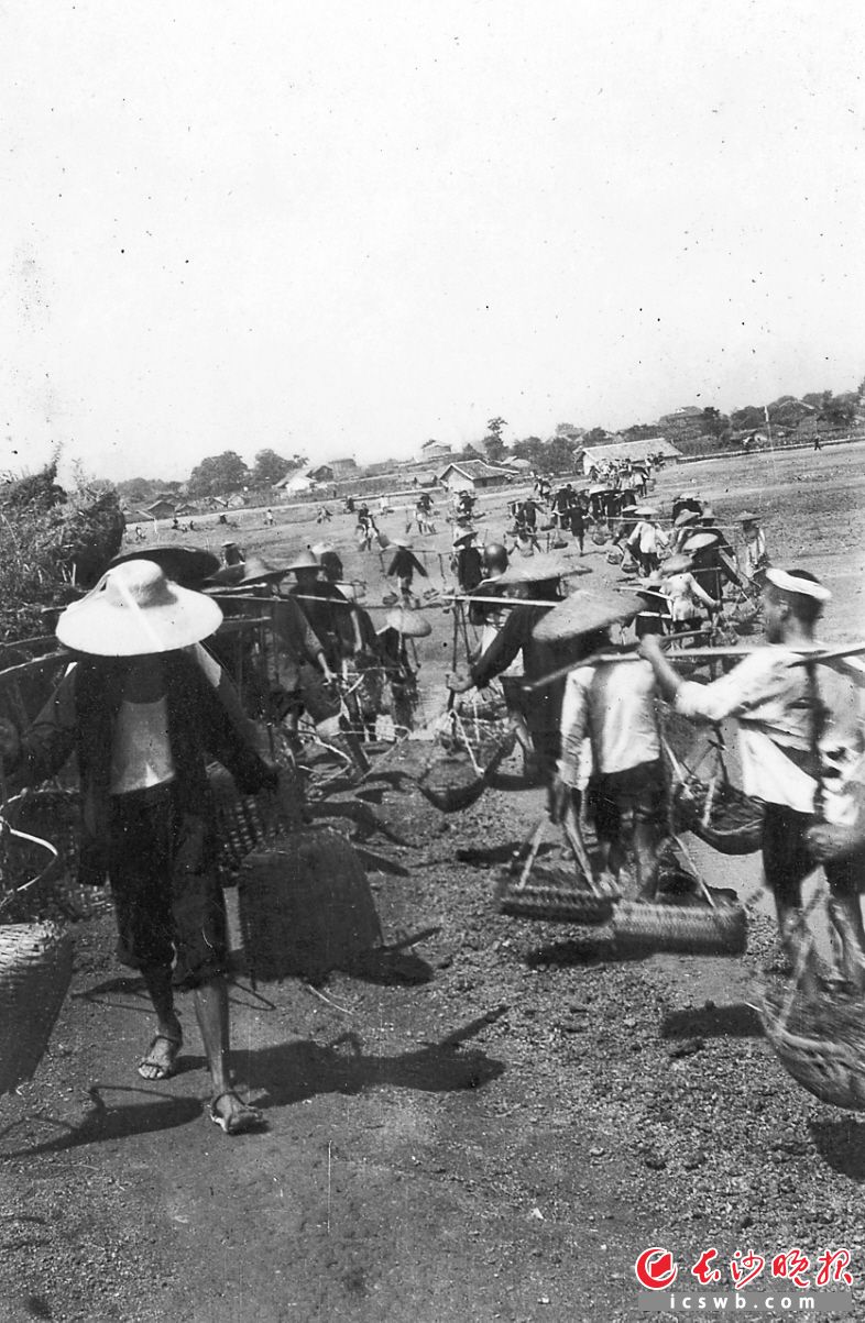 1951年，沿江大道建设工地上挑土的工人们。当年国庆前夕，自来水、南长路（后改名书院路）等长沙市五大建设工程告成。