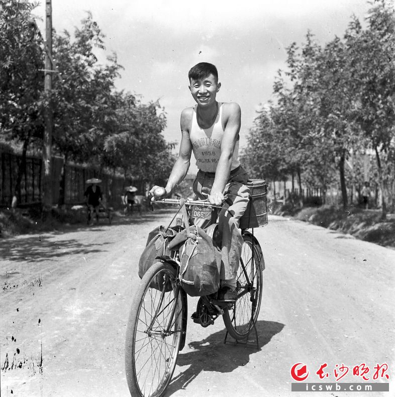 1957年8月30日，银星电影院的放映员骑车拉着影片回影院。