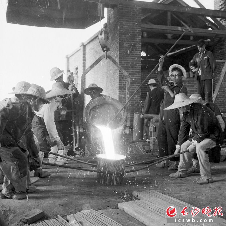 1958年9月28日，长沙东风炼钢轧钢厂经过职工们的日夜苦战，开始生产出高品质的轧钢。