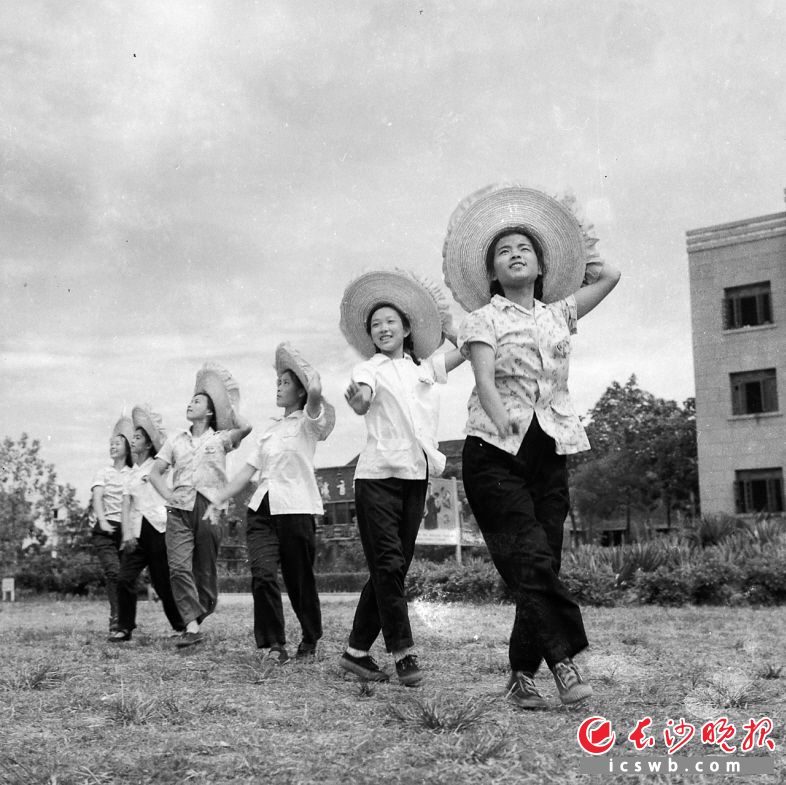 1959年7月28日，长沙市学生业余文工团为迎接全市文艺会演，正在积极排练节目。“百花齐放、推陈出新”的方针提出后，文化、艺术事业开始迅速而健康地发展。