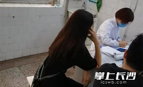 今日上午，有归国人员到长沙市传染病医院进行登革热疾病的相关咨询。由医院供图