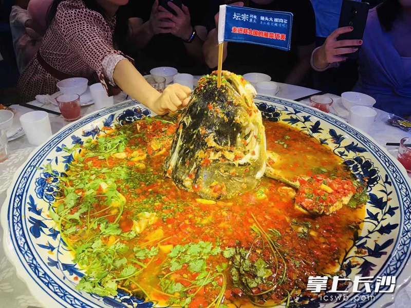 拳头在大鱼头面前变得十分娇小。均为坛宗剁椒鱼头供图