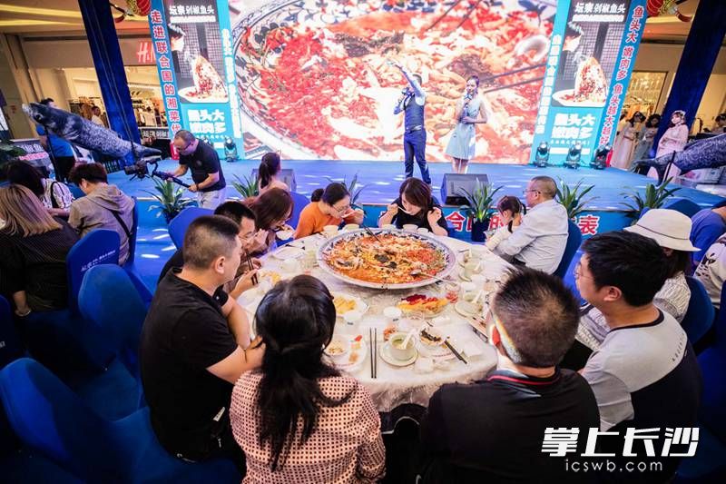 品鉴官们正在津津有味吃鱼。