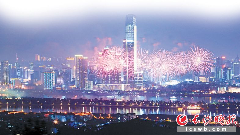 五一商圈见证了长沙的开放包容。452米的长沙国金中心在烟花的映衬下展示湖南新高度。 王志伟 摄 五一商圈见证了长沙的开放包容。452米的长沙国金中心在烟花的映衬下展示湖南新高度。 王志伟 摄