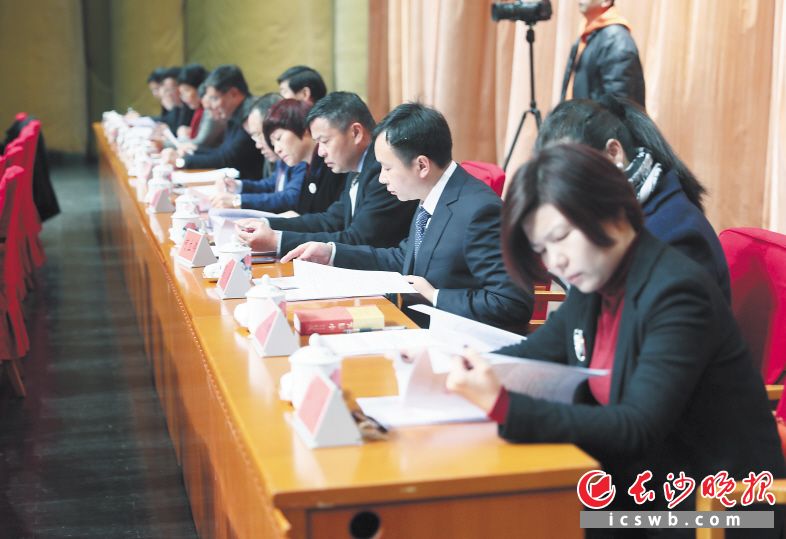 今年春节后上班第一天，天心区召开“千人大会”，发布“天心区营商环境30条”。当天，辖区重点企业主席台就座。徐拓 摄