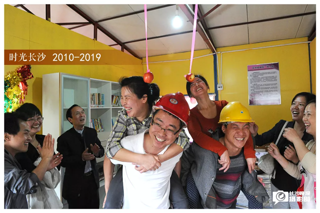 2012年5月15日，雨花区东塘街道在全省首创的农民工“幸福婚房”迎来了一周岁生日。一年来，免费的“幸福婚房”帮80对农民工夫妇解决了两地分居相思之苦。