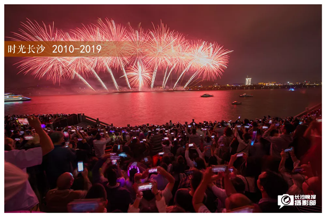 2018年5月22日，一带一路青年论坛焰火晚会在橘子洲上空惊艳上演，为市民游客和来长各国青年代表带来了一场视觉盛宴。