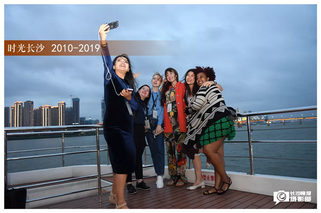 2018年5月22日晚，参加在2018长沙媒体艺术节暨“一带一路”青年创意与遗产论坛的青年代表共赴湘江之夜，来自埃塞俄比亚的汉娜和朋友们合影留念。