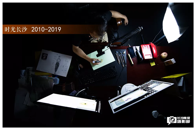 2018年9月6日，黄启坤在自己的工作室给学生们直播上课。网络课堂的兴起，带来了更加丰富、个性的教育体验。