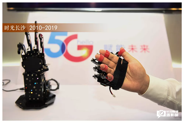 2019年5月21日，5G场景演示现场，工作人员通过智能设备展示最新通信方式。随着5G商用的临近，更加安全、快捷、多样的沟通交流方式将不断出现。