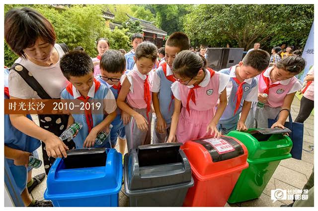 2019年9月12日，孩子们现学现用，知识讲座后把垃圾分类投入红绿蓝黑四色垃圾箱里。