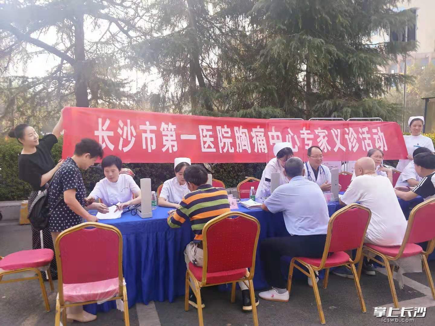 义诊活动现场。由长沙市第一医院供图
