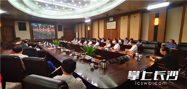 市领导聚精会神观看，不愿错过每一个精彩瞬间。长沙晚报全媒体记者 黄汝兮 摄