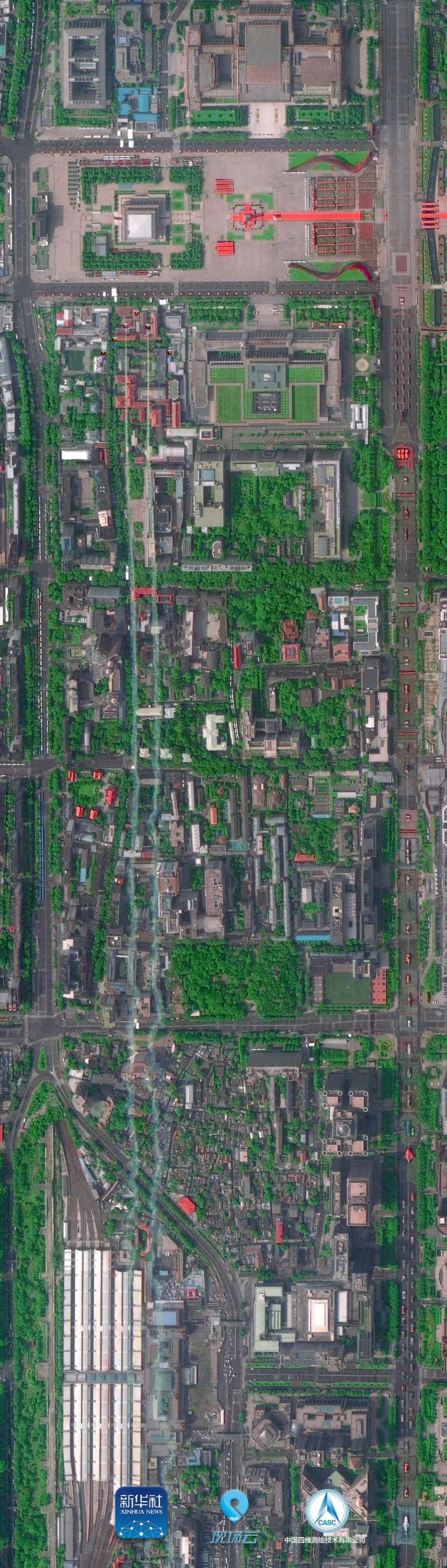 10月1日，北京上空，“高景一号”拍摄的划出美丽彩带的机群