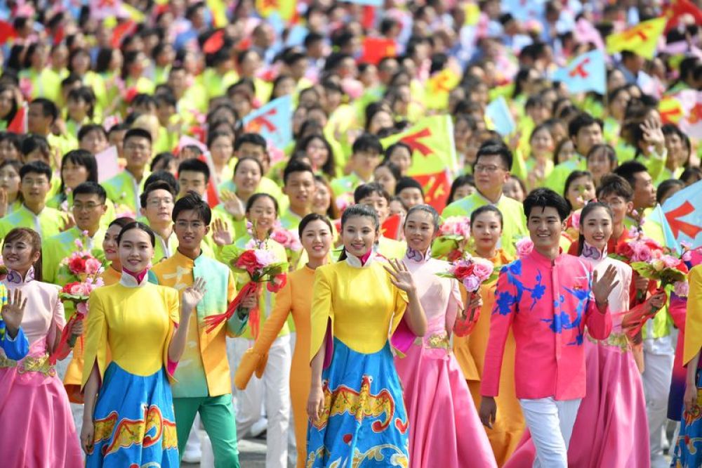 10月1日上午，庆祝中华人民共和国成立70周年大会在北京天安门广场隆重举行。这是群众游行。新华社记者 胡虎虎 摄