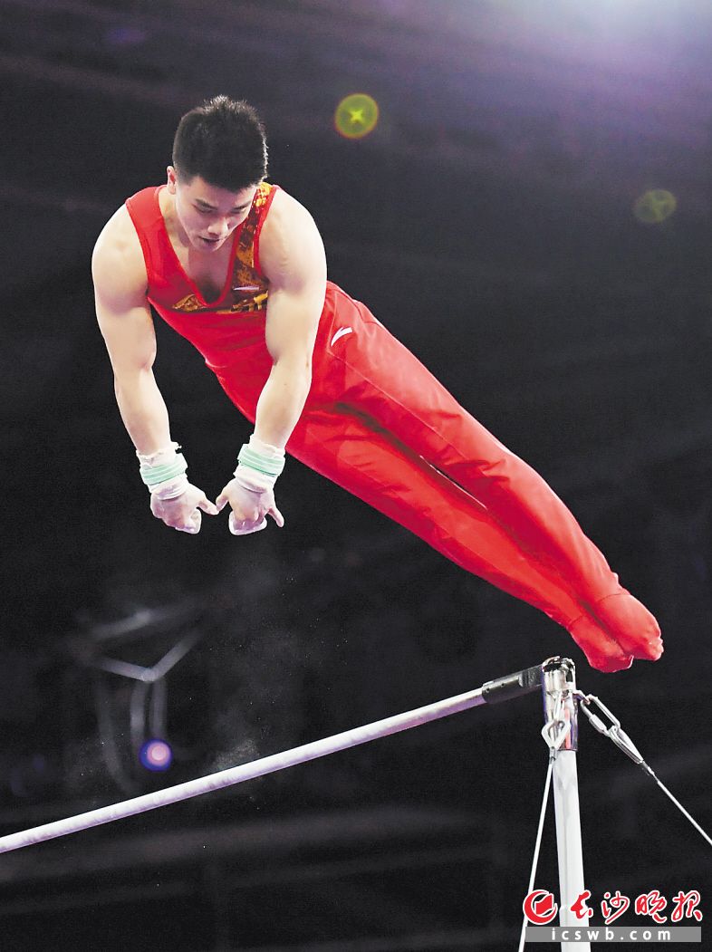 　林超攀在单杠比赛中。新华社发