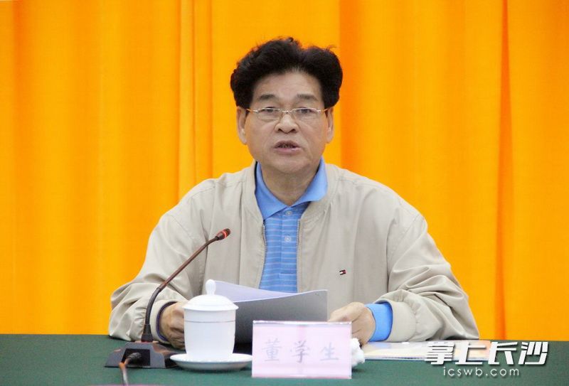 市关工委主任董学生作开班动员