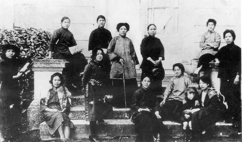 　　↑葛健豪在法国（中间拄拐杖者）。