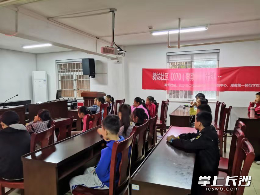 青少年认真观影。