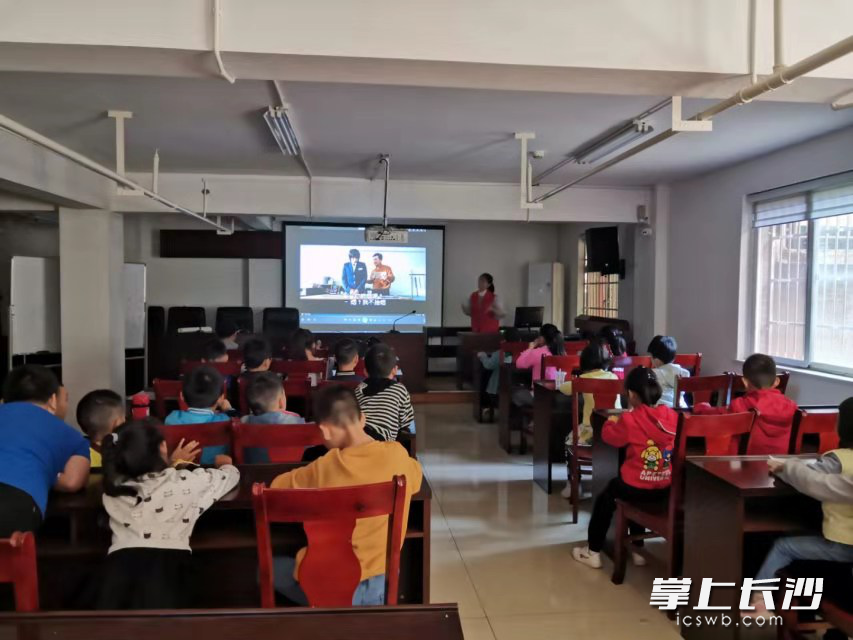 志愿者引导青少年进行思考如何“预防欺凌”。